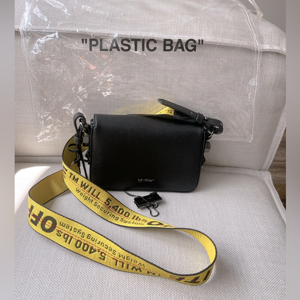Off white Color: Black
Gender: Women